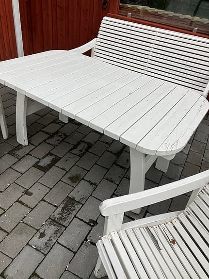 Vit trädgårdsgrupp med bord, soffa och två stolar