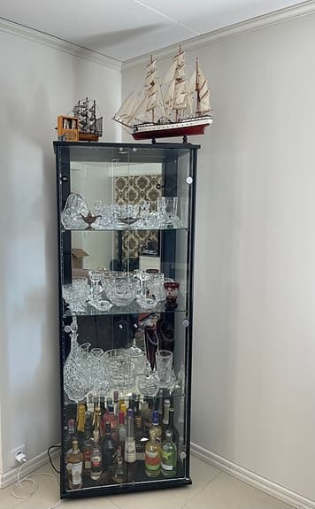 Stilrent vitrinskåp i glas