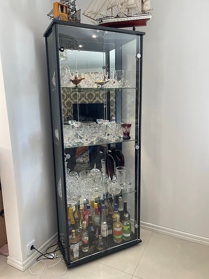 Stilrent vitrinskåp i glas