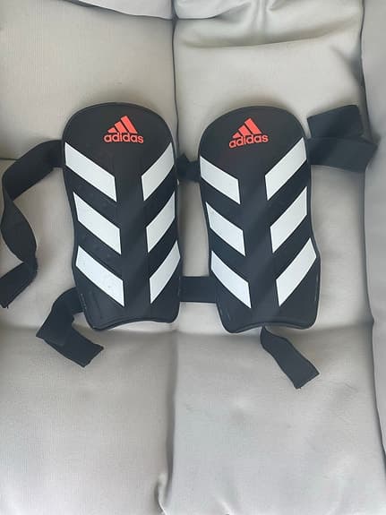 Adidas benskydd svart/vit