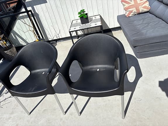 Svarta utestolar i plast och metall