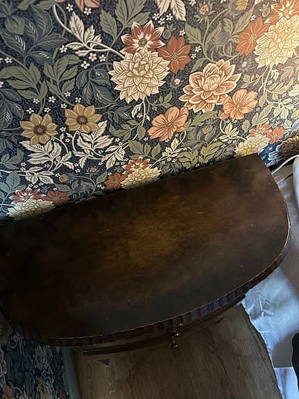 Charmig äldre byrå/ sängbord