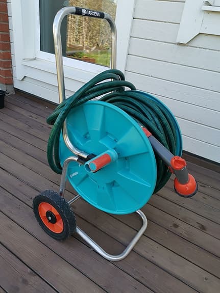 Slangvagn med trädgårdsslang och munstycke