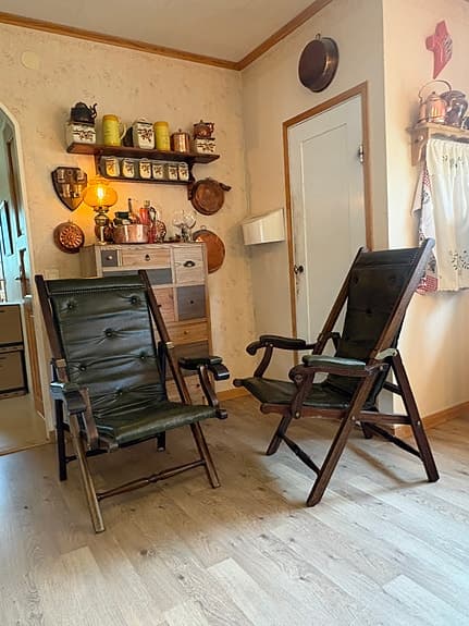 Vackra vintage ihopfällbara Campaign stolar i Safari stil