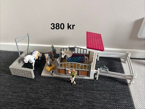 Schleich hästgård och hästlekset