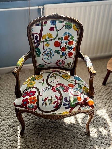 Antik fåtölj i rokokostil – 1800‑tal, Josef Frank / Svenskt Tenn