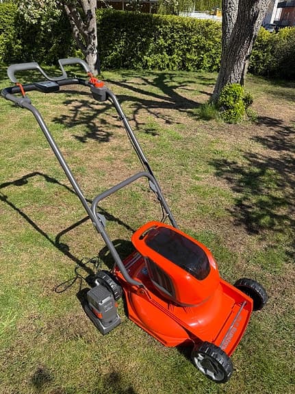Batteridriven gräsklippare HUSQVARNA LB 146i med batteri och laddare