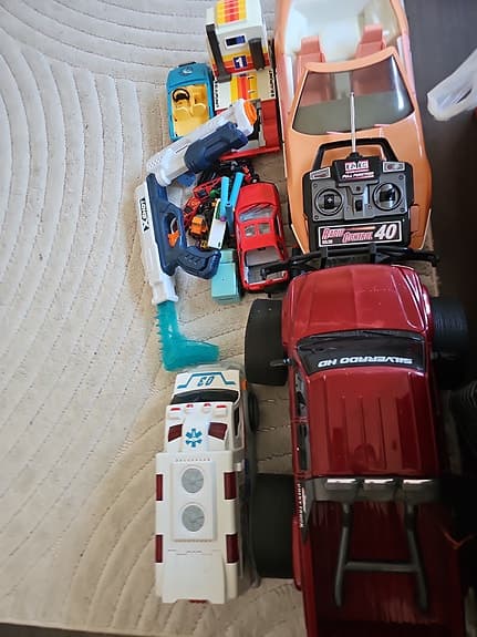 Leksakspaket med bilar, radiostyrd bil, klossar och leksakspistol