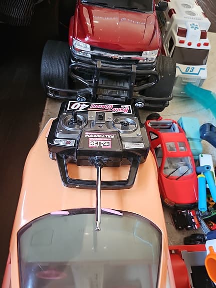 Leksakspaket med bilar, radiostyrd bil, klossar och leksakspistol