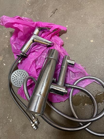 Blandare och handdusch krom badrum