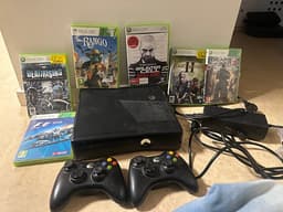 Xbox 360 spelkonsol med handkontroller och spel
