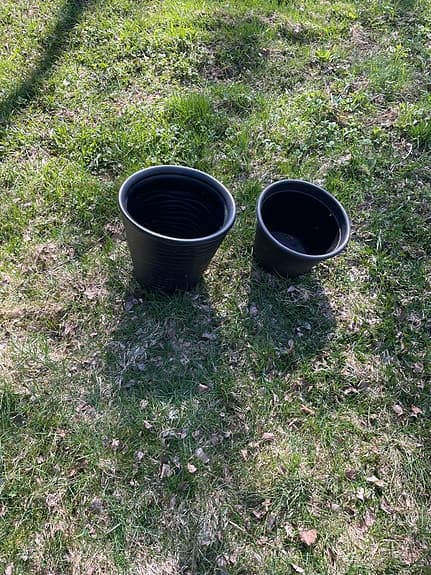 Svarta plastkrukor för uteplats eller trädgård