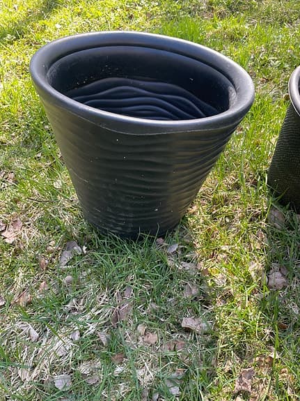 Svarta plastkrukor för uteplats eller trädgård