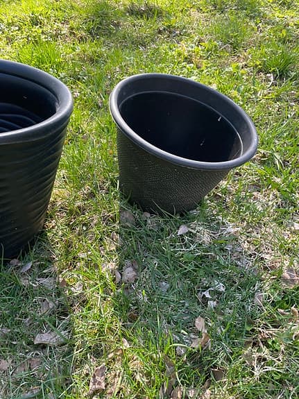 Svarta plastkrukor för uteplats eller trädgård