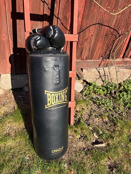 Boxing boxningssäck med handskar svart