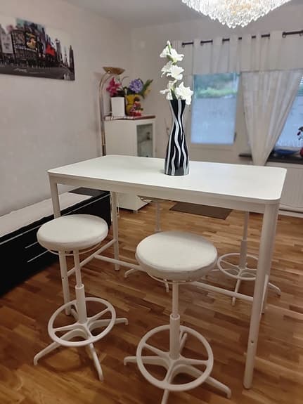 IKEA barbord med 4  vita barstolar