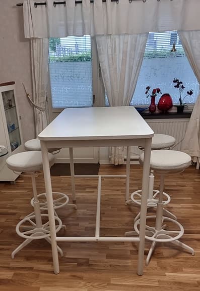 IKEA barbord med 4  vita barstolar
