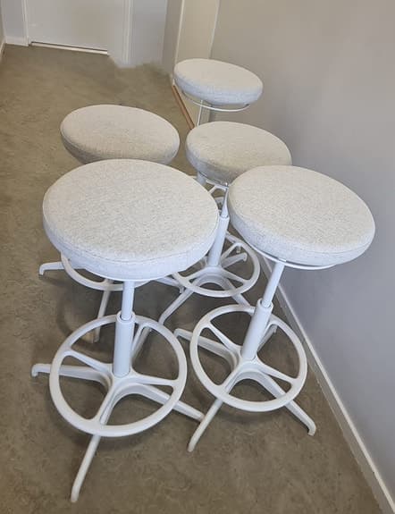 IKEA barbord med 4  vita barstolar