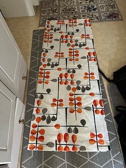 2st sydda gardinlängder (130x170cm), 2st tygbitar a(33x130cm), 1 bit (140x170cm)