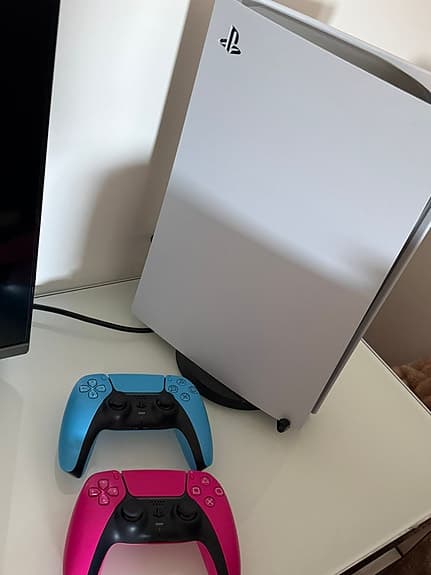PS5 i nyskick + 2 extra kontroller + laddstation