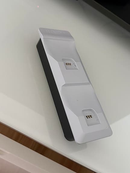 PS5 i nyskick + 2 extra kontroller + laddstation