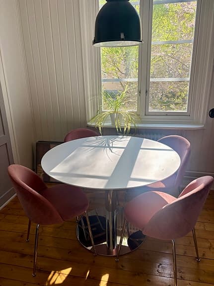 Matgrupp med kromade detaljer