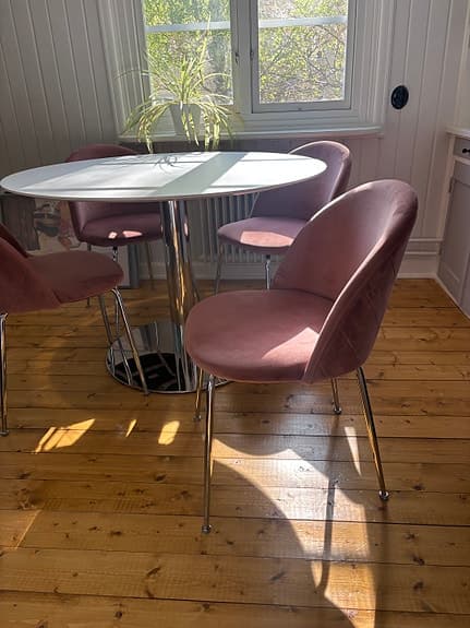 Matgrupp med kromade detaljer