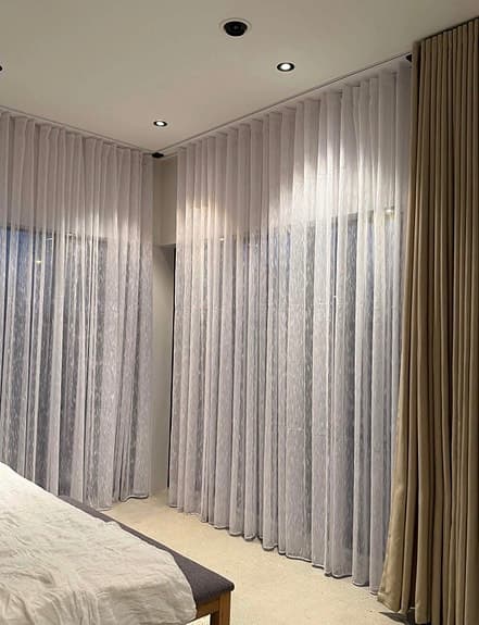Hotell gardiner i skir spets