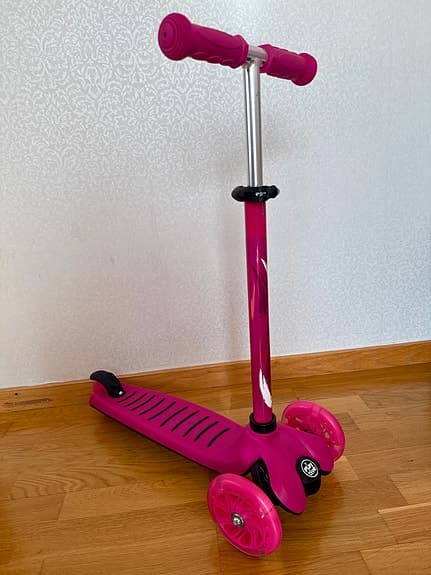 Nästan Som Ny Trehjuling Sparkcykel med Blinkande Ljus