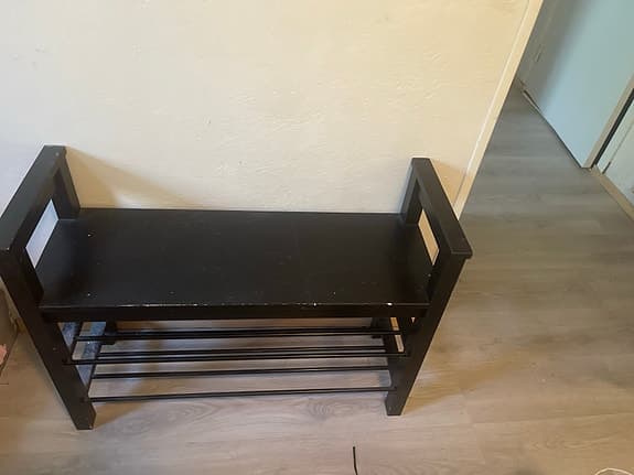 IKEA spegel med mörk träram och bänk med skohylla