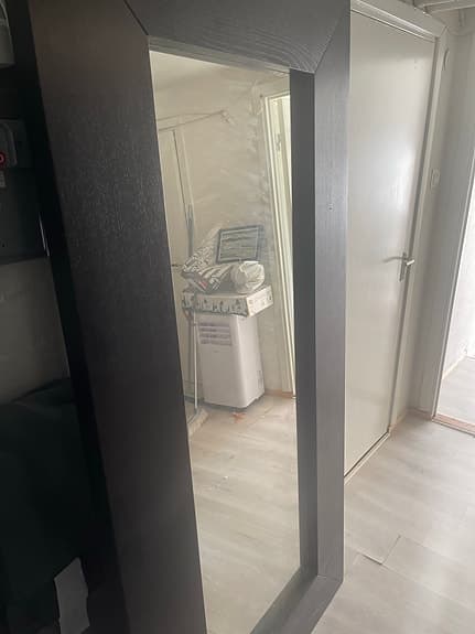 IKEA spegel med mörk träram och bänk med skohylla