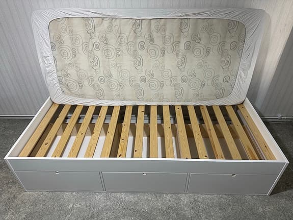 Barnsäng Falsterbo 90×200 med lådor – som ny