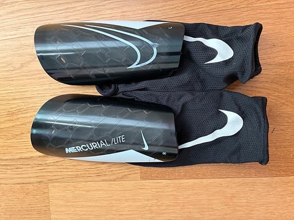Nike Mercurial Lite benskydd svart stl P (150–160 cm)