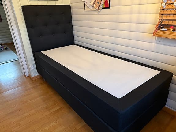 Mio säng med hög gavel 90x200 svart