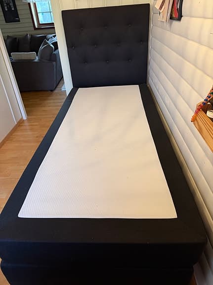 Mio säng med hög gavel 90x200 svart