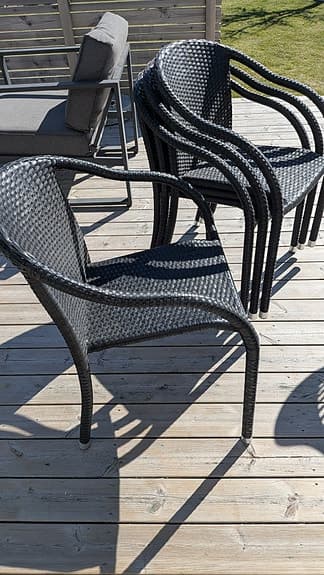 Svarta rottingstolar för uteplats