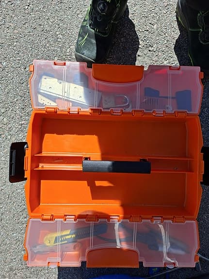 Verktygslåda med innehåll – hammar, häftpistol m.m.
