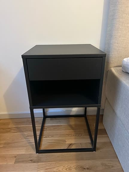 2 st svarta sängbord/avlastningsbord vikhammer ikea