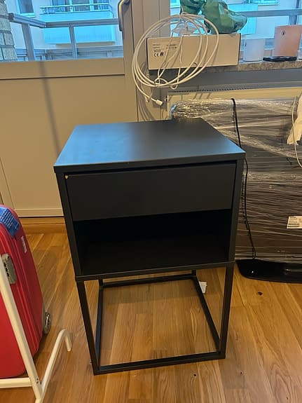 2 st svarta sängbord/avlastningsbord vikhammer ikea