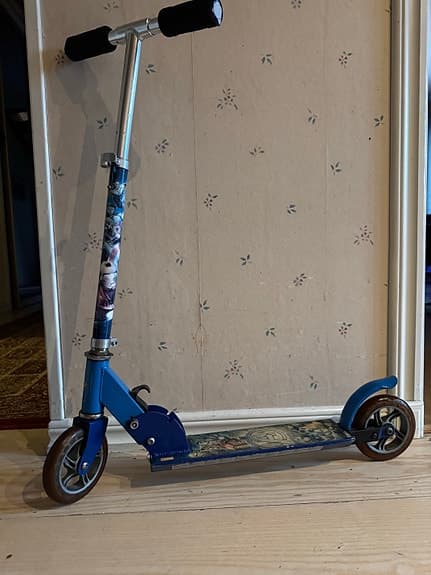 Blå sparkcykel för barn