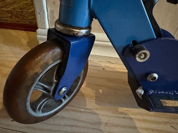 Blå sparkcykel för barn
