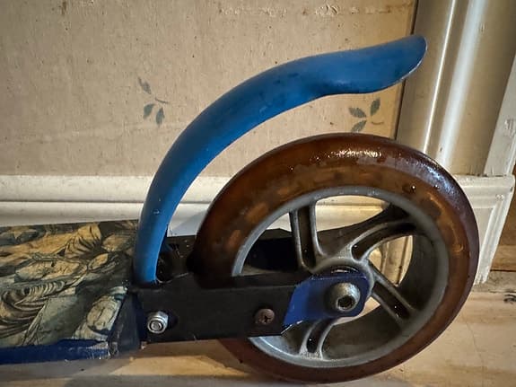 Blå sparkcykel för barn