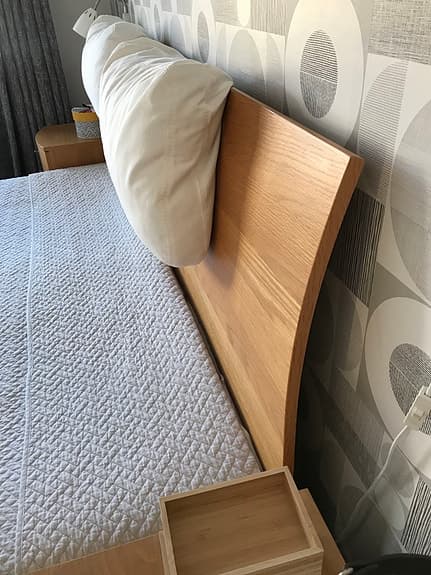 Sänggavel med tillhörande kuddar