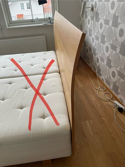 Sänggavel med tillhörande kuddar