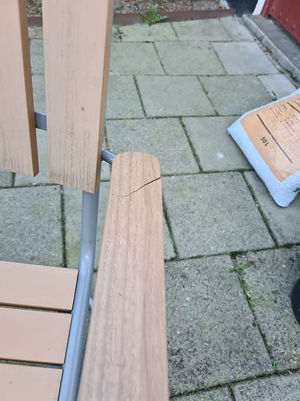 Utebord med 4 stolar och parasoll