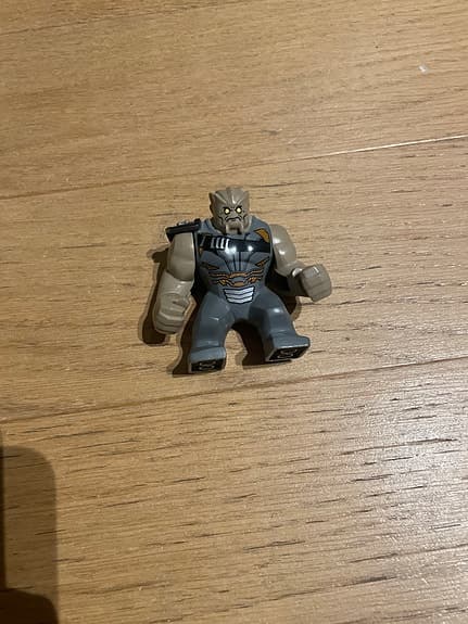 LEGO Marvel figur – stor grå/brun gubbe