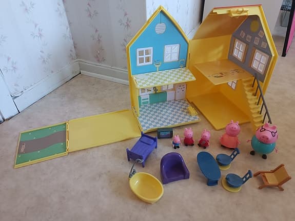 Greta Gris hus med figurer och tillbehör