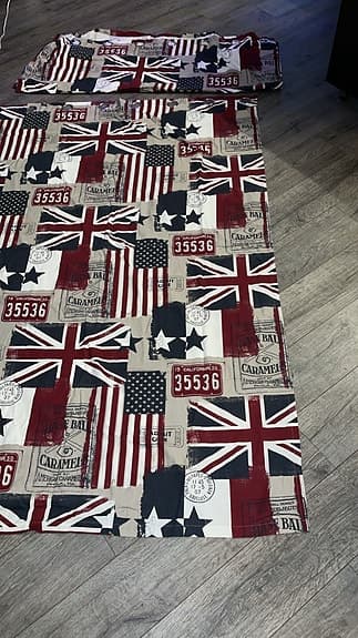 Jotex tyg med flaggtryck röd blå beige