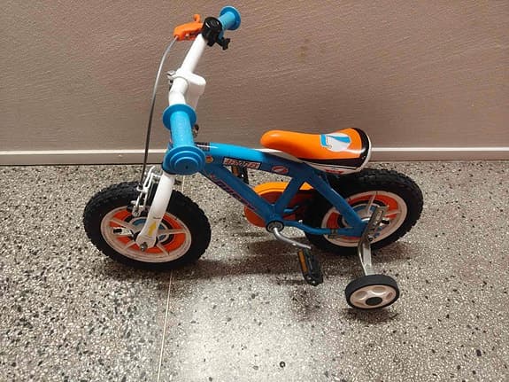 Barncykel 12 , nästan Oanvänd ,ny pris 1490kr