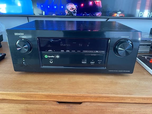 Denon svart hemmabioreceiver med fjärrkontroll